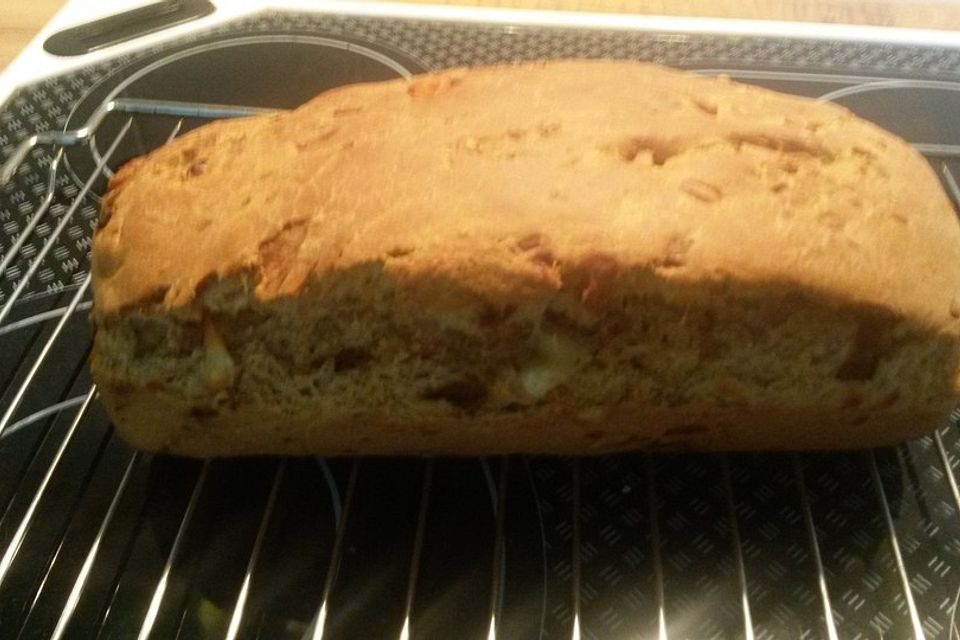 Feines pikantes Brot mit getrockneten Tomaten, Parmesan und Kräutern