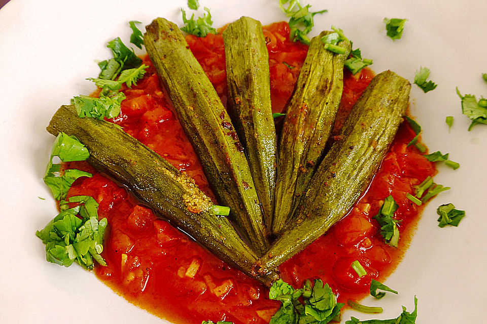 Okraschoten aus dem Backofen mit Tomaten und Ingwer