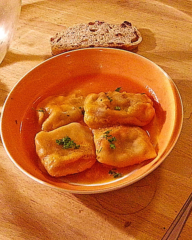 Pflaumen-Tofu-Ravioli in Kürbis-Rote Bete-Sauce, vegan