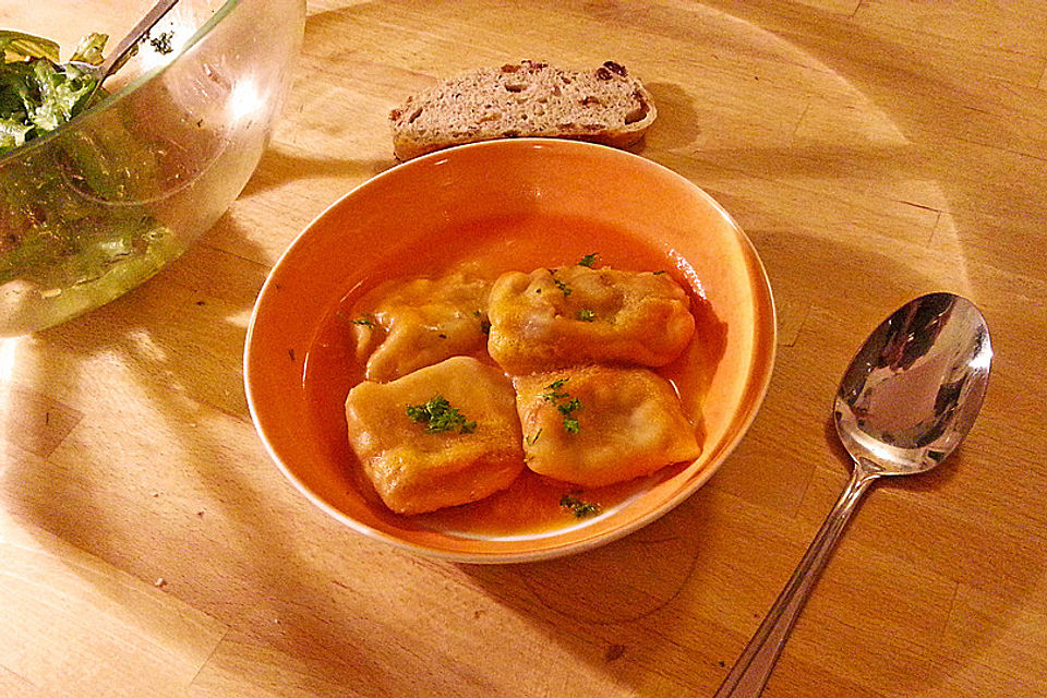 Pflaumen-Tofu-Ravioli in Kürbis-Rote Bete-Sauce, vegan