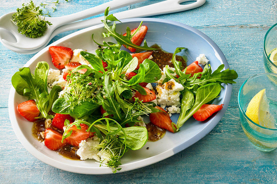 Feldsalat mit Rucola, Feta und Erdbeeren mit Erdbeervinaigrette