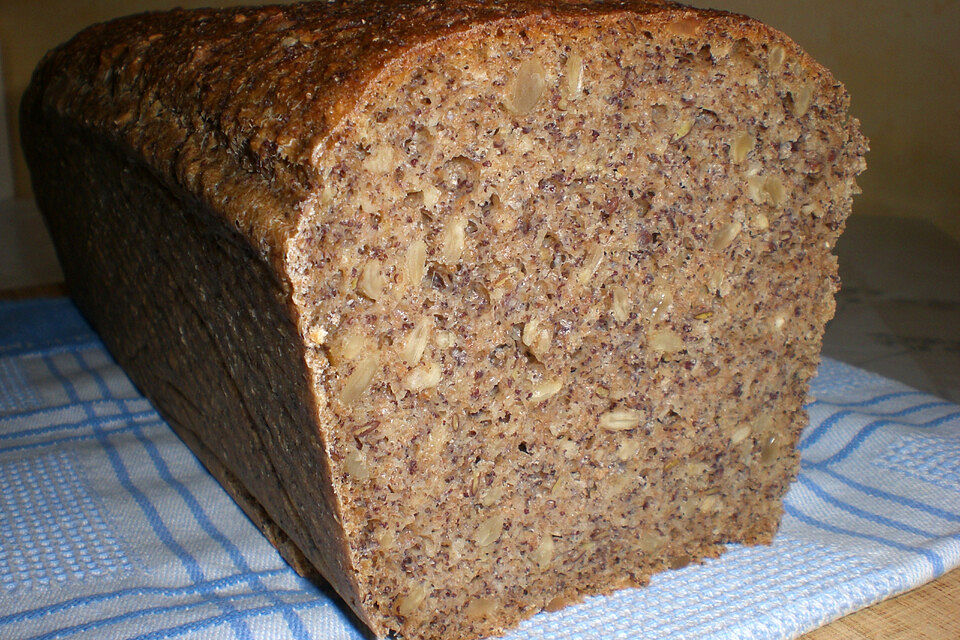 Dinkelvollkornbrot mit Mohn und Körnern