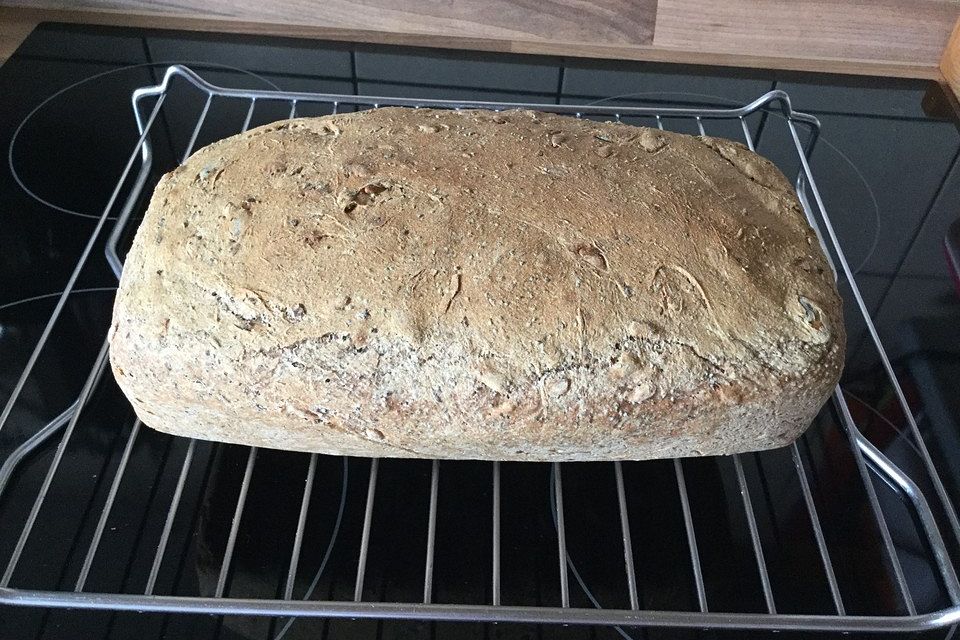 Dinkelvollkornbrot mit Mohn und Körnern