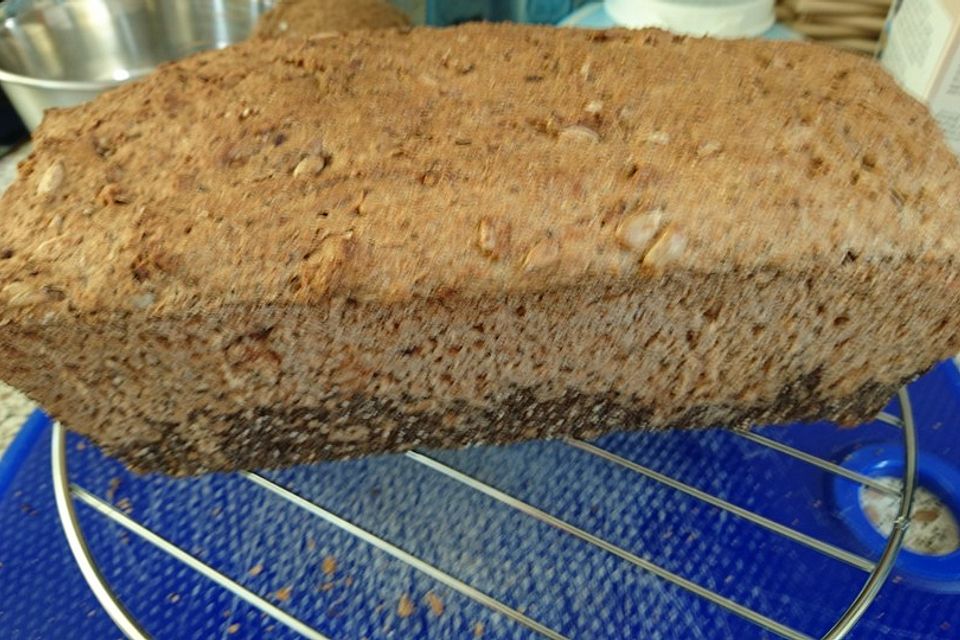 Dinkelvollkornbrot mit Mohn und Körnern