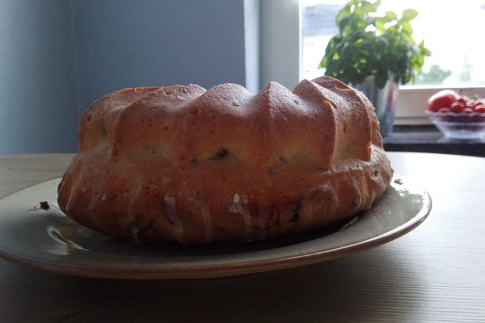 Kleiner Eiweiß-Gugelhupf mit Schokolade und Amarettini