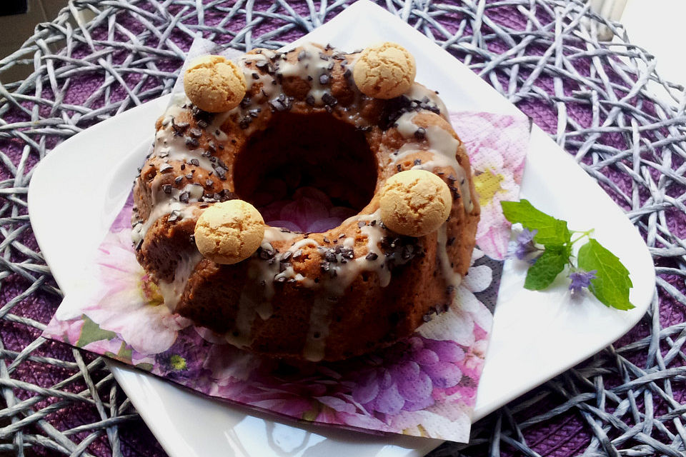 Kleiner Eiweiß-Gugelhupf mit Schokolade und Amarettini