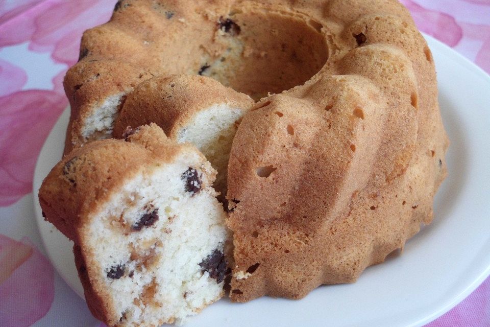 Kleiner Eiweiß-Gugelhupf mit Schokolade und Amarettini