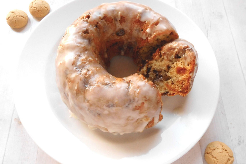 Kleiner Eiweiß-Gugelhupf mit Schokolade und Amarettini