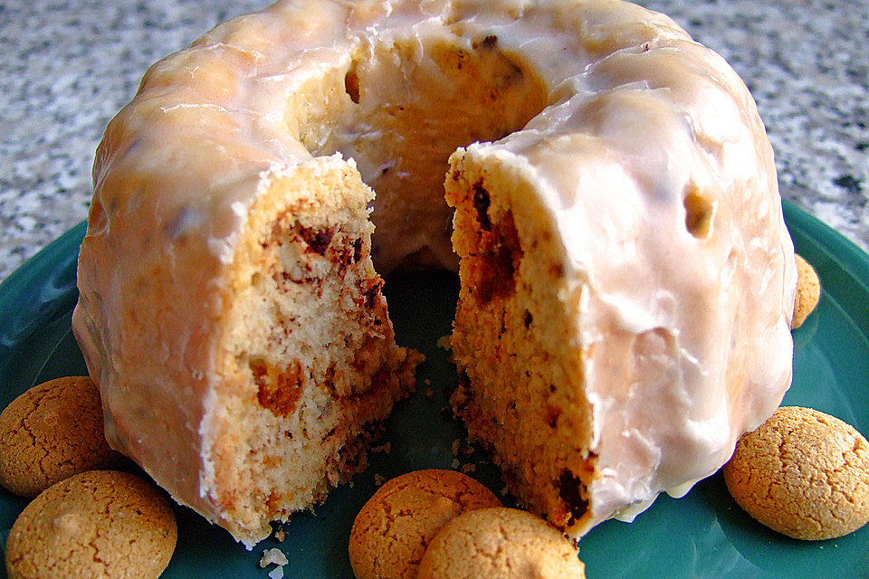 Kleiner Eiweiß-Gugelhupf mit Schokolade und Amarettini