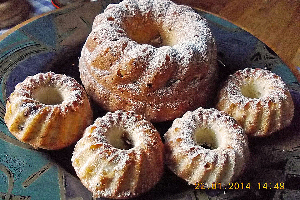 Kleiner Eiweiß-Gugelhupf mit Schokolade und Amarettini