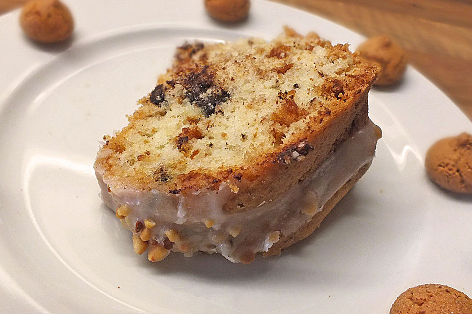 Kleiner Eiweiß-Gugelhupf mit Schokolade und Amarettini