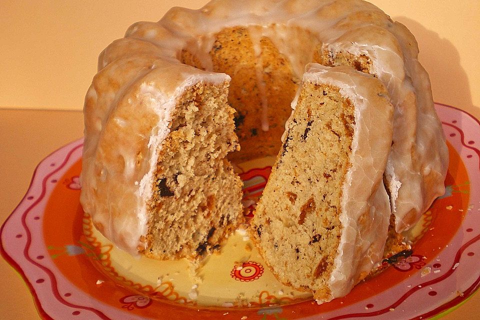 Kleiner Eiweiß-Gugelhupf mit Schokolade und Amarettini