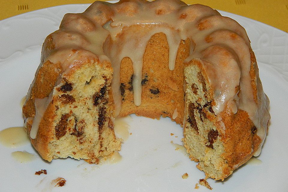 Kleiner Eiweiß-Gugelhupf mit Schokolade und Amarettini