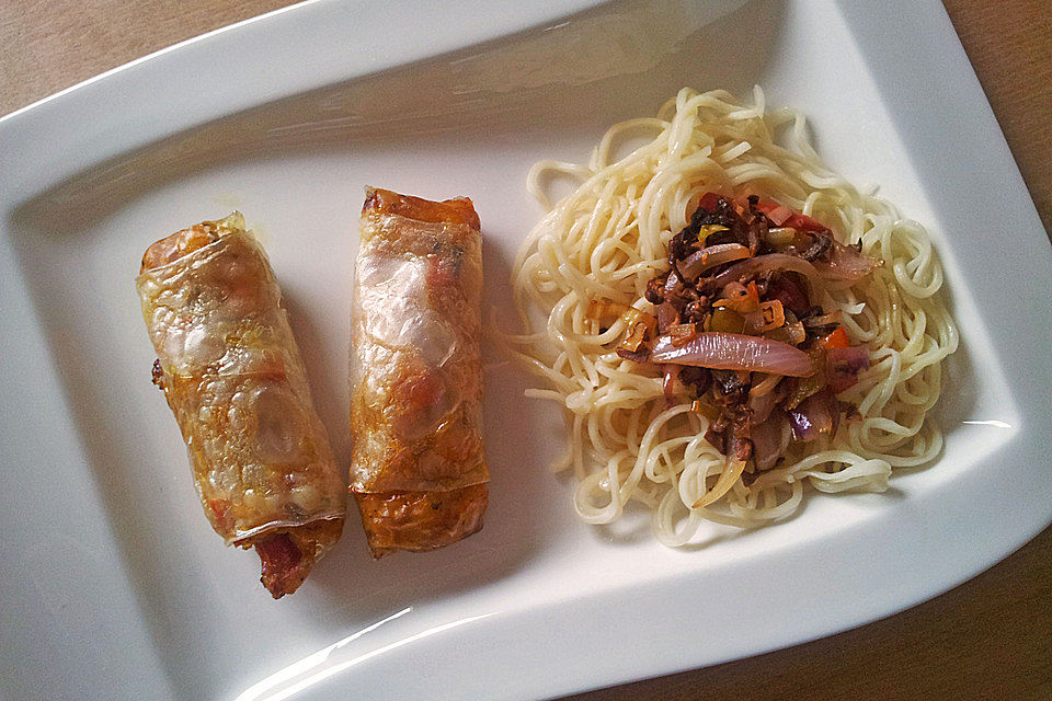 Reispapierröllchen mit Kürbisfüllung an chinesischen Nudelnestern