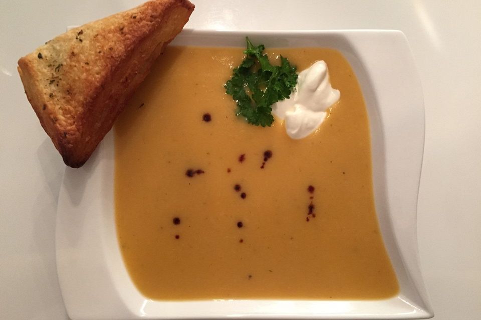 Kürbis-Kartoffel-Suppe mit Kokosmilch