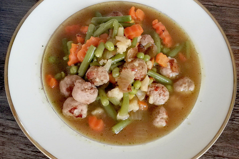 Bunte Gemüsesuppe mit Hackbällchen