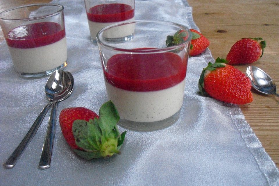 Panna cotta mit Erdbeermus