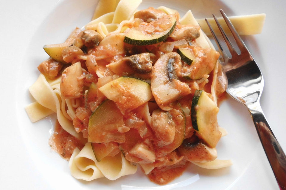 Bandnudeln mit Zucchini und Champignons