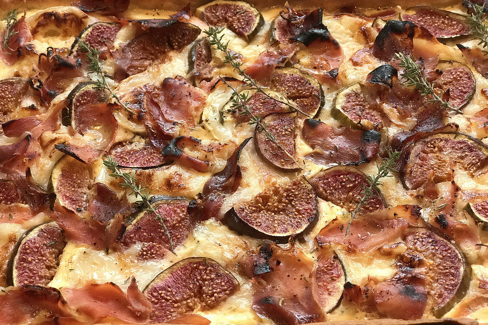 Ziegenkäse-Feigen Tarte mit Serranoschinken und Thymian