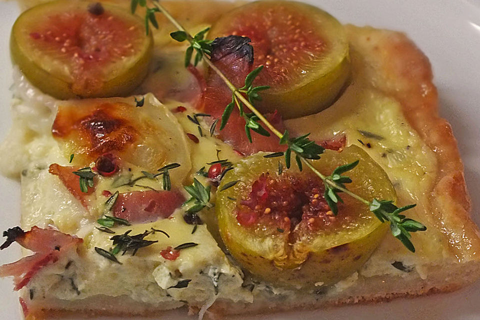 Ziegenkäse-Feigen Tarte mit Serranoschinken und Thymian