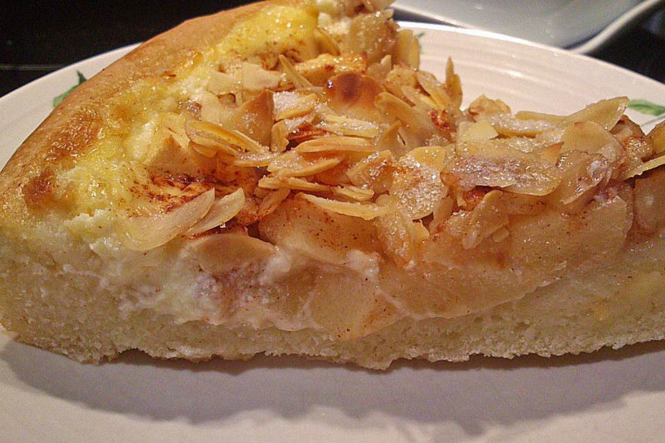 Gartenliebes Herbstkuchen mit Quitten, Äpfeln und Zimt-Zucker-Mandelkruste