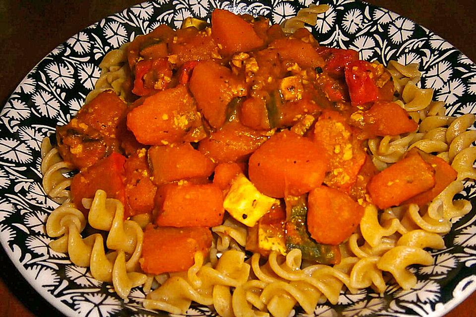 Vegane Pasta mit Hokkaidokürbis und Räuchertofu