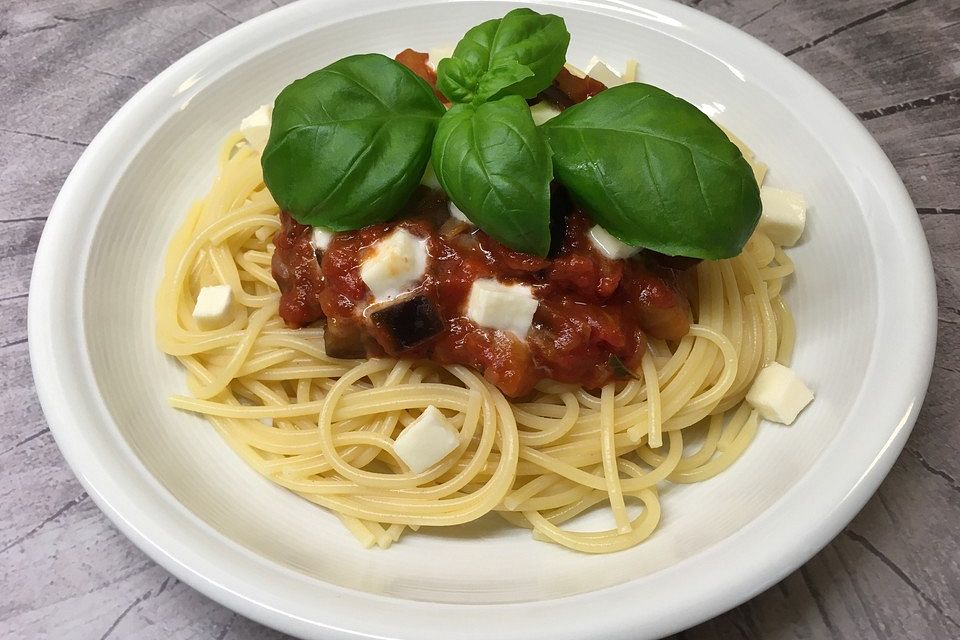 Pasta mit italienischer Auberginen-Tomaten-Sauce