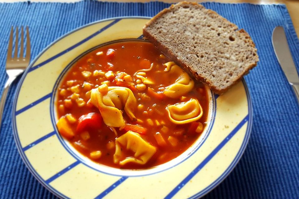 Tortellinisuppe mit Gemüse Tortellinisuppe mit Gemüse