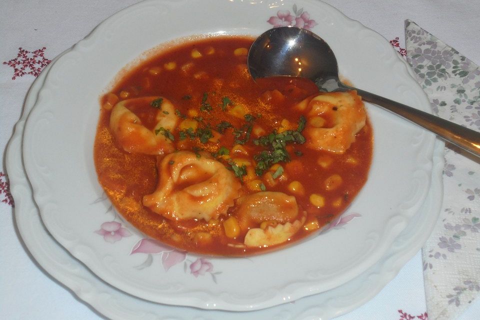 Tortellinisuppe mit Gemüse Tortellinisuppe mit Gemüse