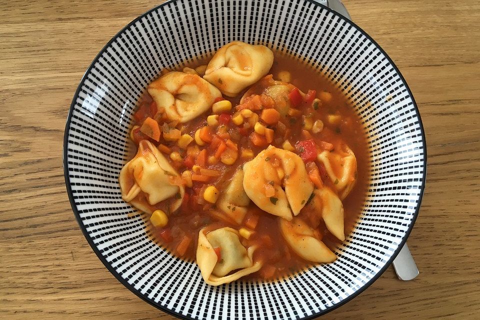 Tortellinisuppe mit Gemüse Tortellinisuppe mit Gemüse