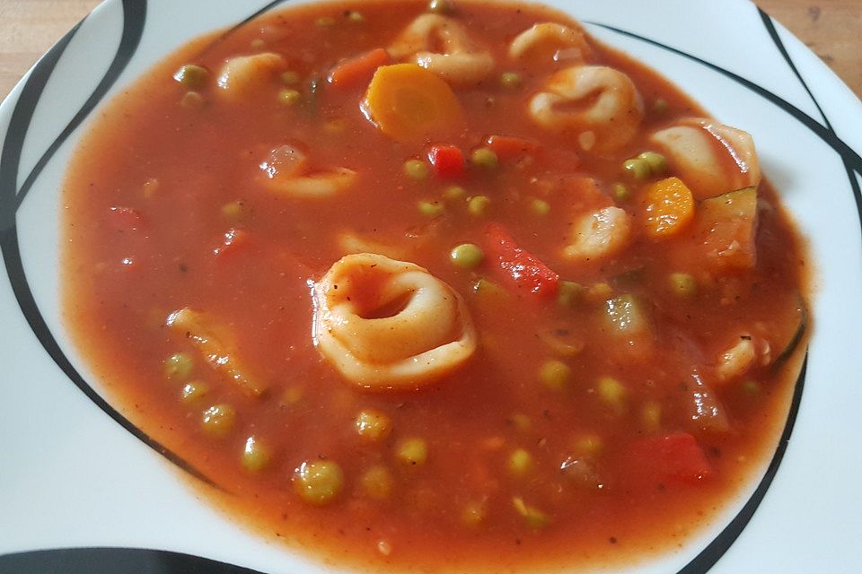 Tortellinisuppe mit Gemüse Tortellinisuppe mit Gemüse