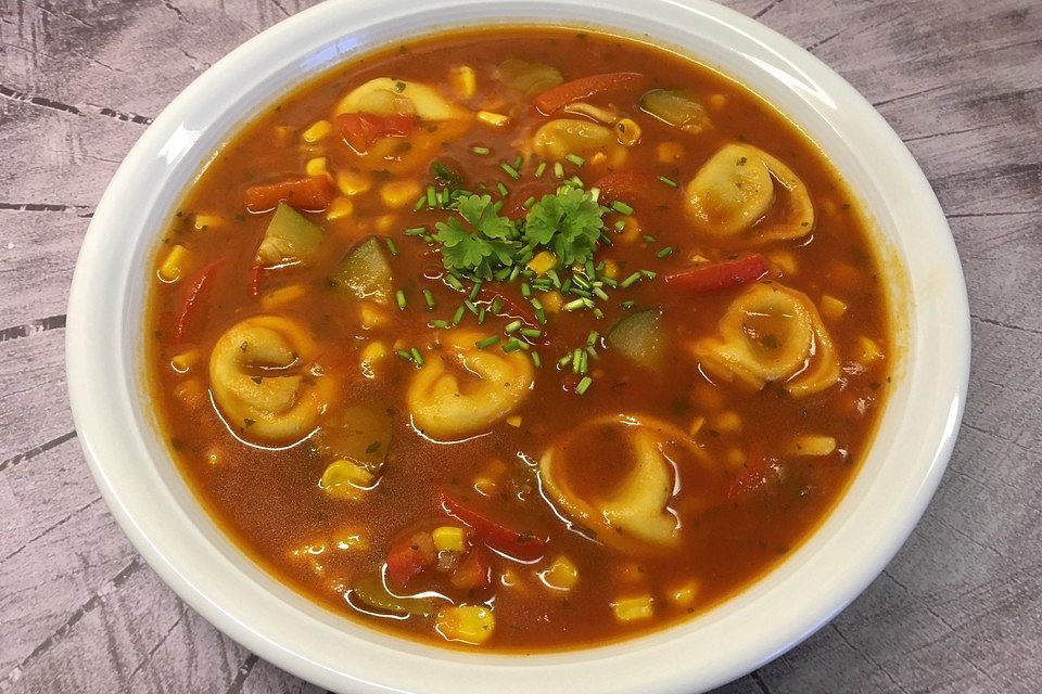 Tortellinisuppe mit Gemüse Tortellinisuppe mit Gemüse