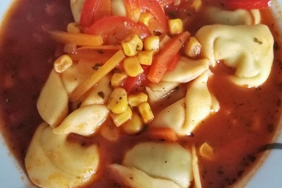 Tortellinisuppe mit Gemüse Tortellinisuppe mit Gemüse