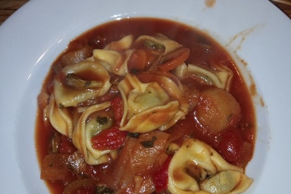 Tortellinisuppe mit Gemüse Tortellinisuppe mit Gemüse