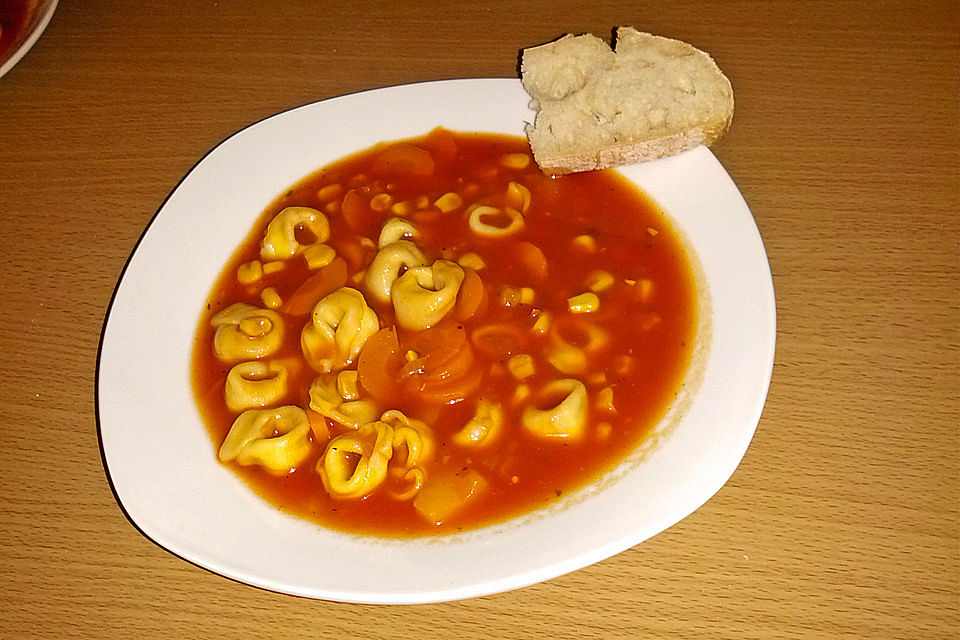 Tortellinisuppe mit Gemüse Tortellinisuppe mit Gemüse