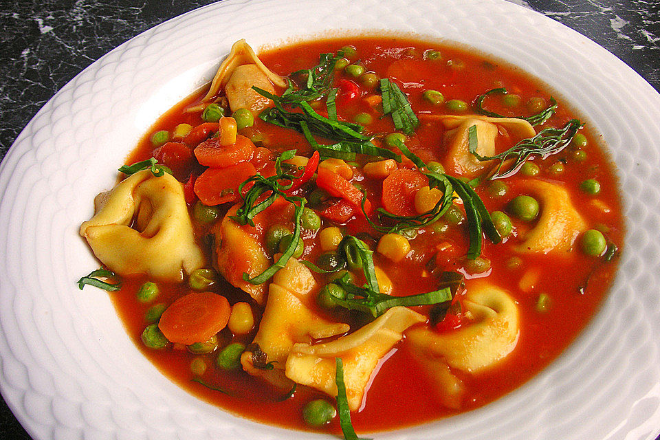Tortellinisuppe mit Gemüse Tortellinisuppe mit Gemüse