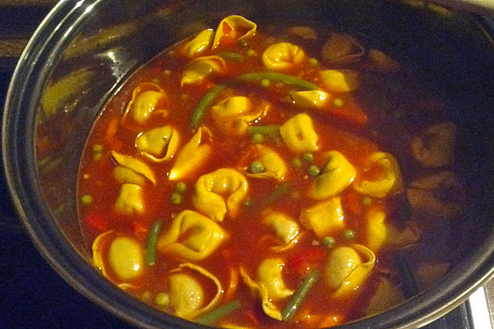 Tortellinisuppe mit Gemüse Tortellinisuppe mit Gemüse