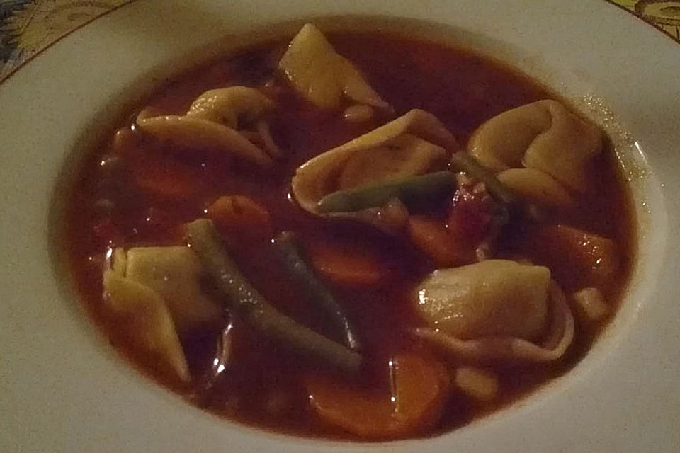 Tortellinisuppe mit Gemüse Tortellinisuppe mit Gemüse