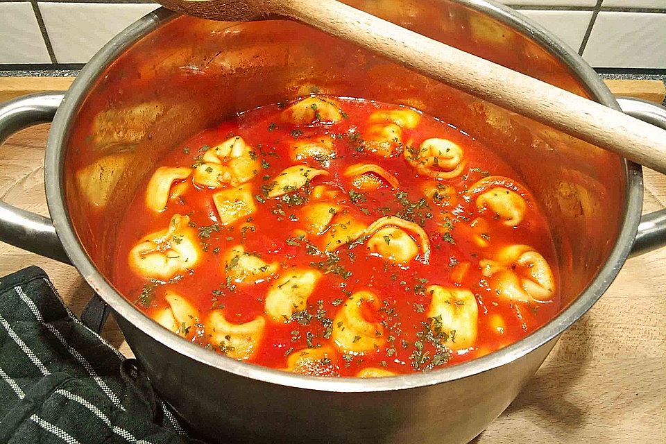 Tortellinisuppe mit Gemüse Tortellinisuppe mit Gemüse