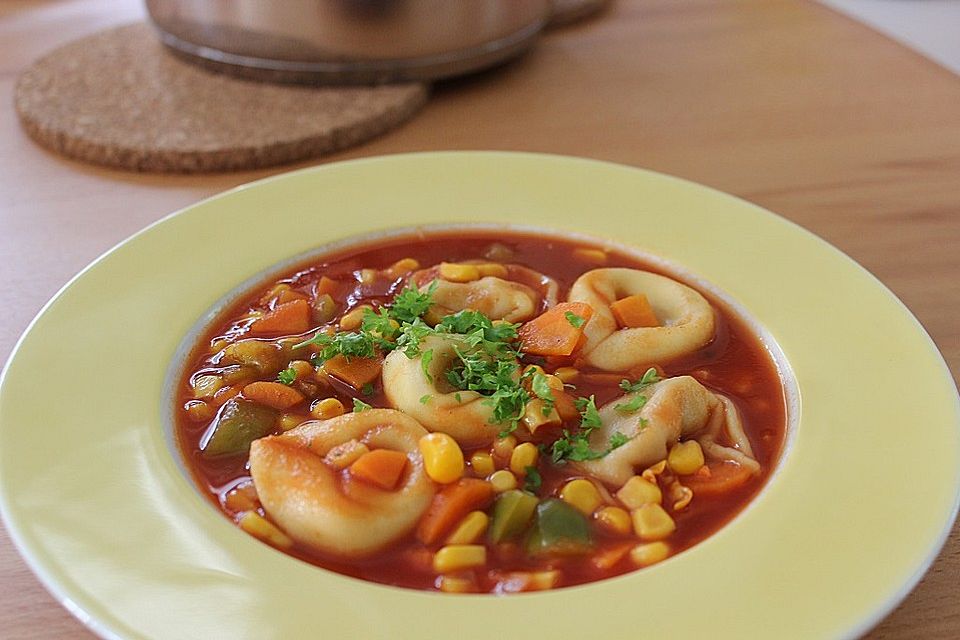 Tortellinisuppe mit Gemüse Tortellinisuppe mit Gemüse