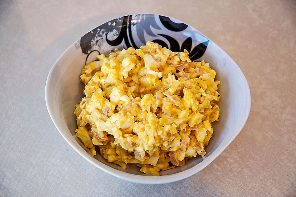 Eiersalat mit Seelachs und Gewürzgurke Eiersalat mit Seelachs und Gewürzgurke