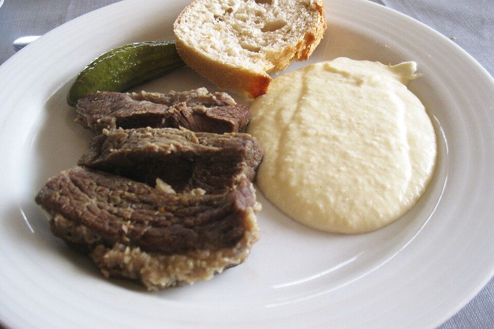 Tellerfleisch oder Tafelspitz mit Meerrettich und Salzkartoffeln und voraus Backerbsensuppe