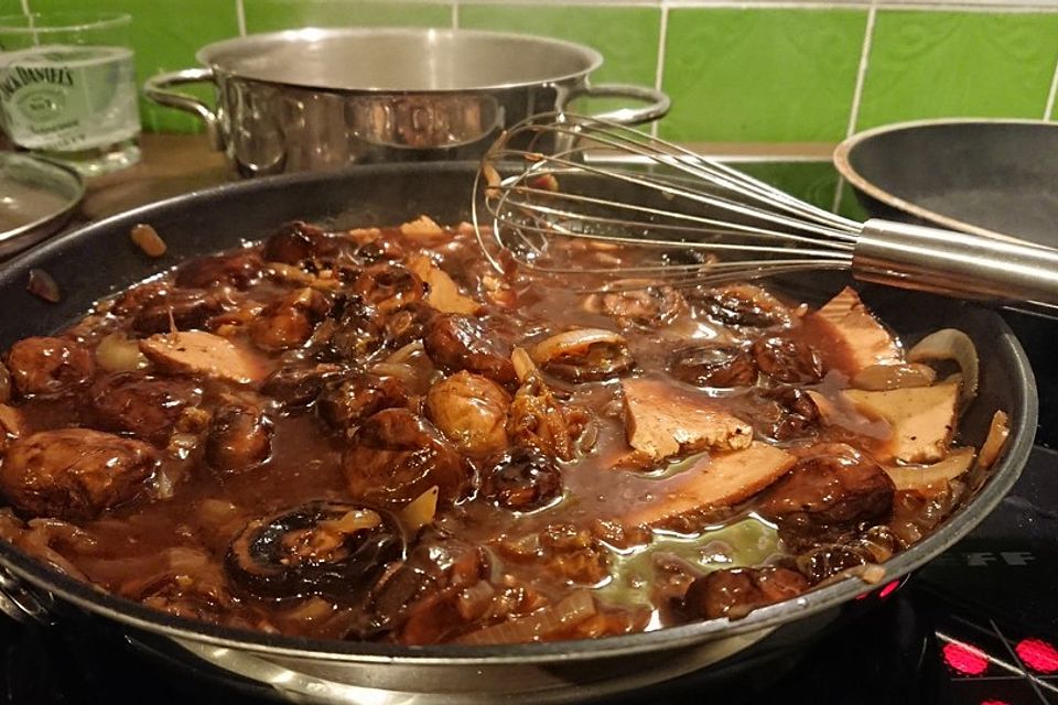 Champignon-Tofu Ragout mit dunkler Schwarztee-Zwetschgen-Soja Sauce