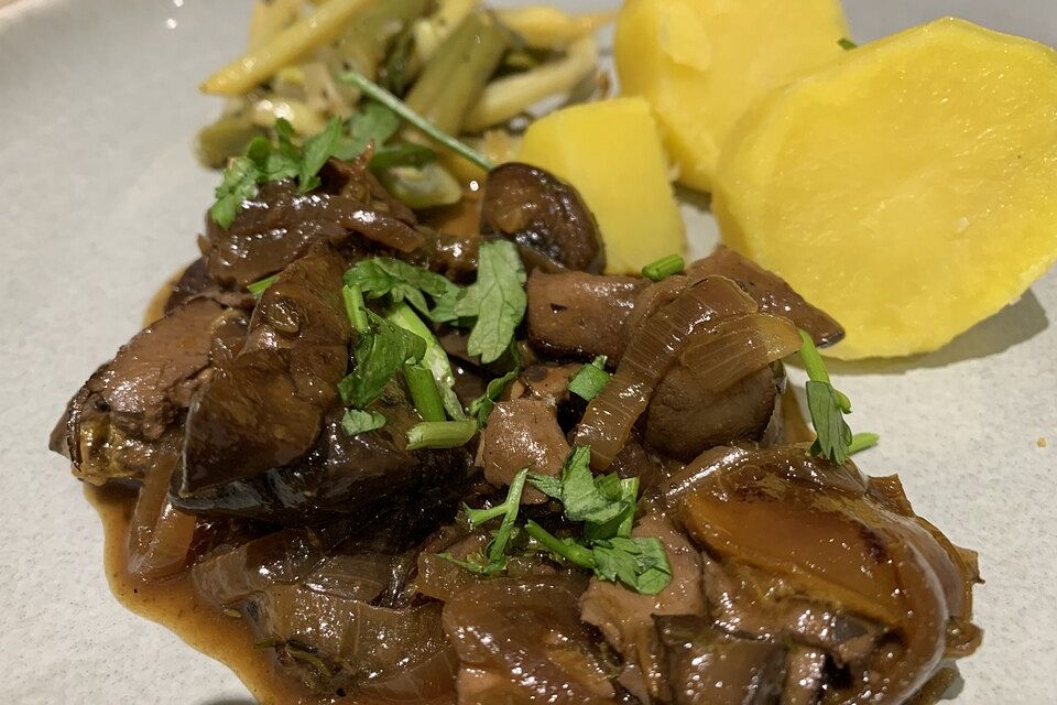 Champignon-Tofu Ragout mit dunkler Schwarztee-Zwetschgen-Soja Sauce