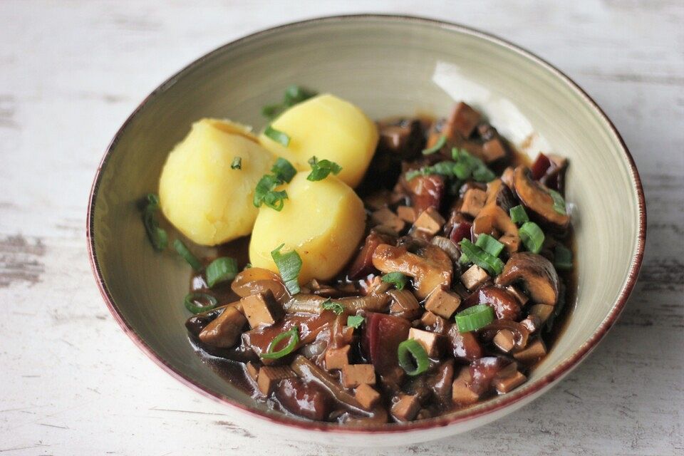 Champignon-Tofu Ragout mit dunkler Schwarztee-Zwetschgen-Soja Sauce