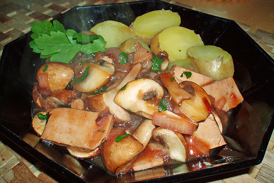 Champignon-Tofu Ragout mit dunkler Schwarztee-Zwetschgen-Soja Sauce