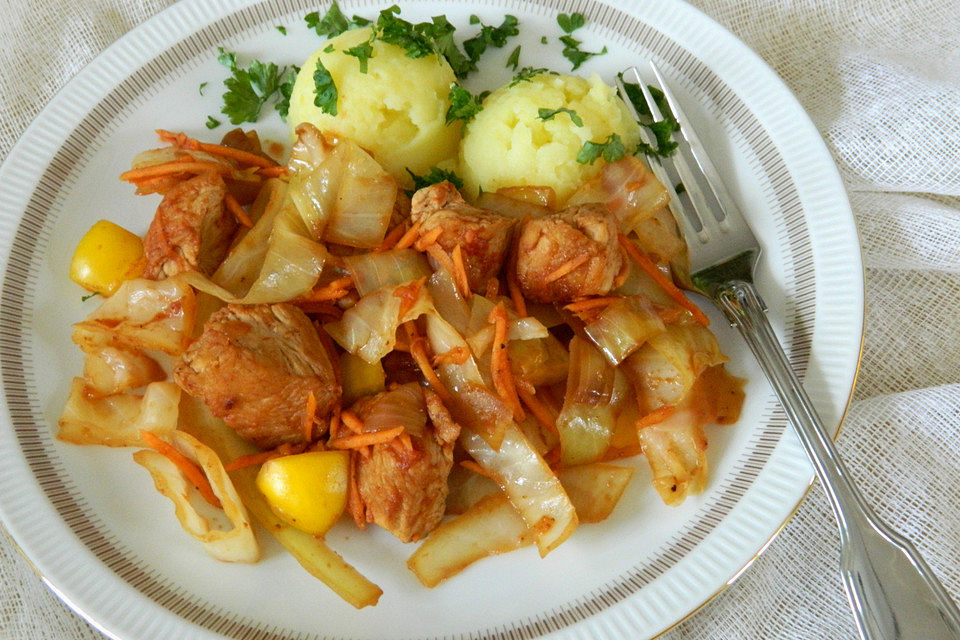 Geschmorter Weißkohl mit Putenfleisch