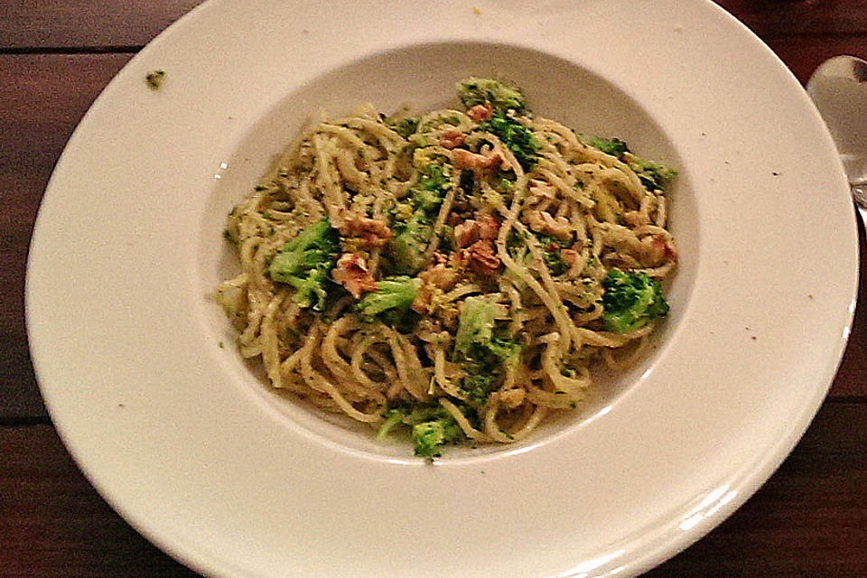 Pasta mit Walnuss-Pesto und Brokkoli