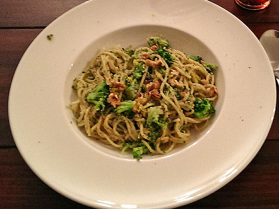 Pasta mit Walnuss-Pesto und Brokkoli von shirato| Chefkoch