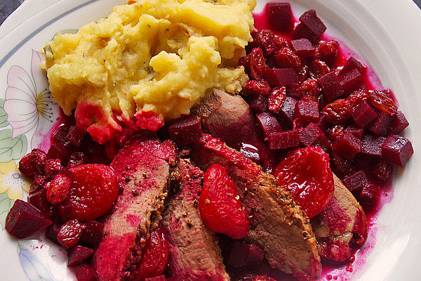 Gebratene Entenbrust mit Rote Bete-Aprikosen-Rosinen Chutney und Zwiebel-Kartoffelstampf